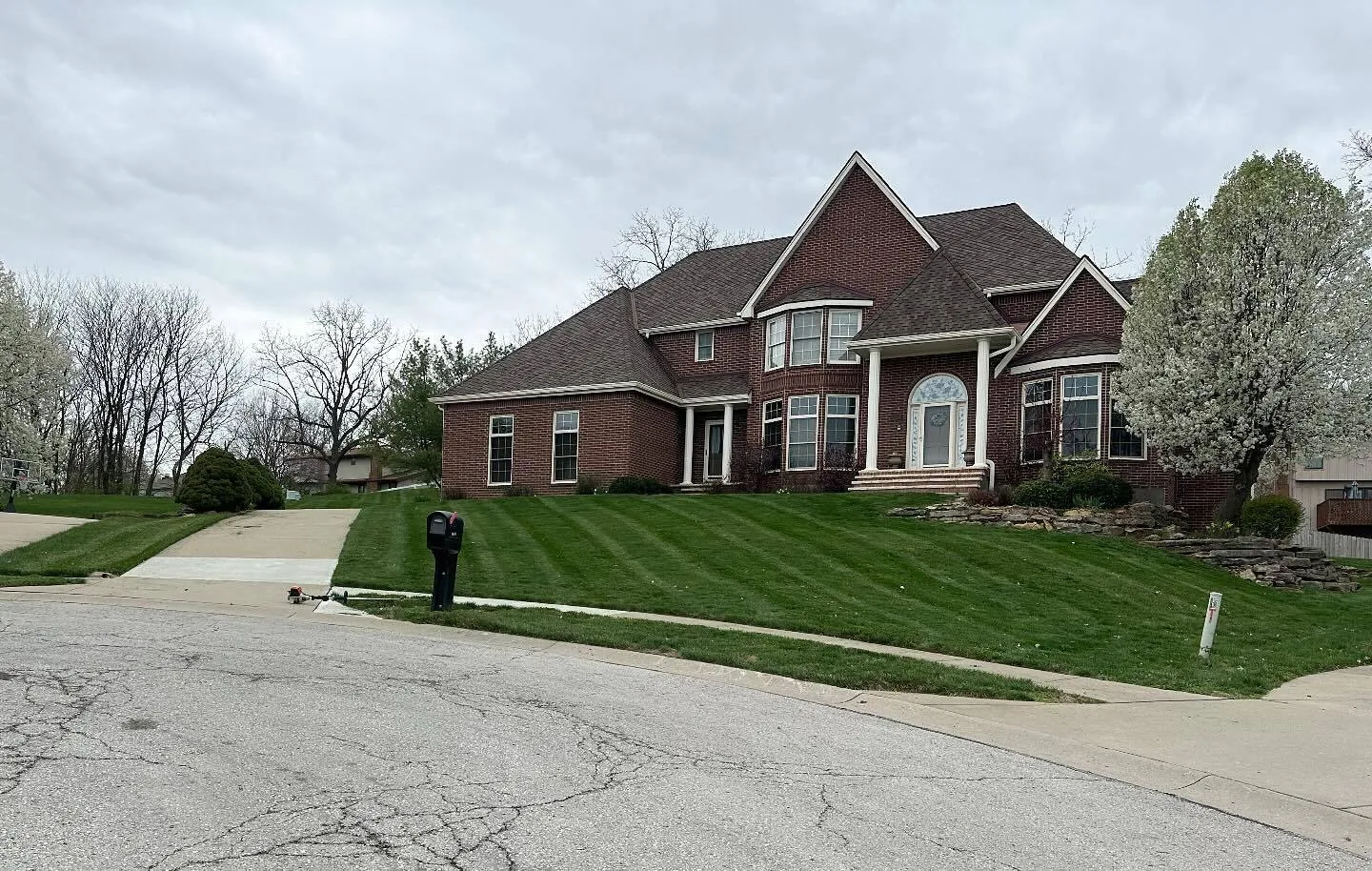 Professional weekly mowing on Kansas City Northland home