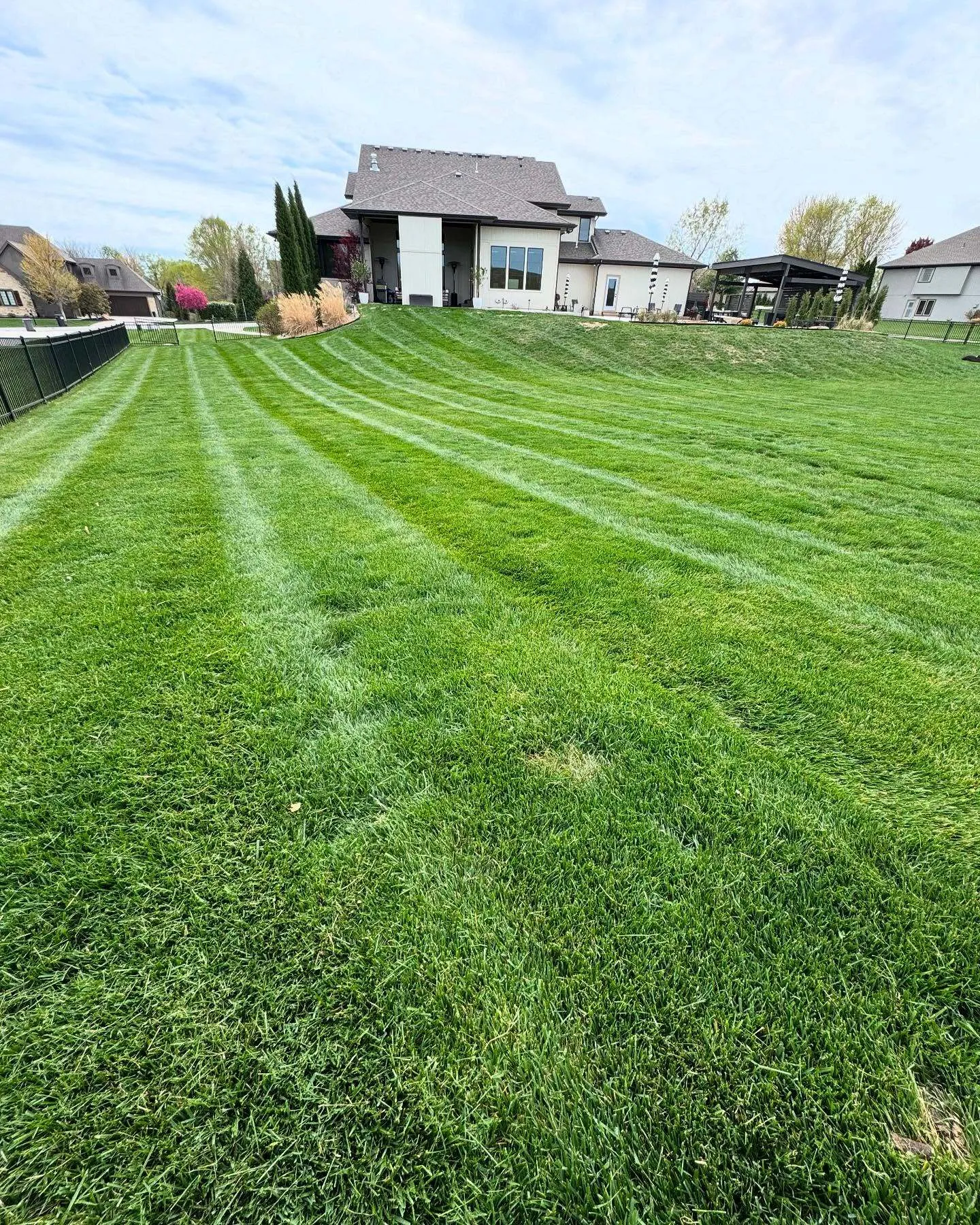 Residential lawn striping with even parallel patterns